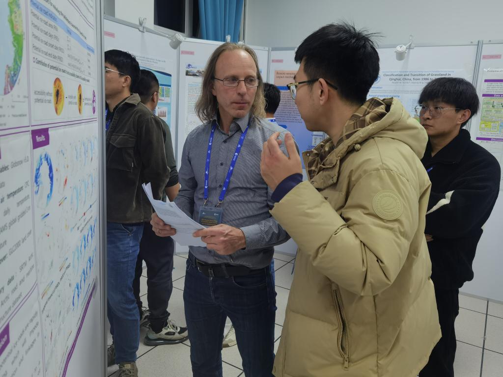 8 学员与授课专家学术海报交流.jpg