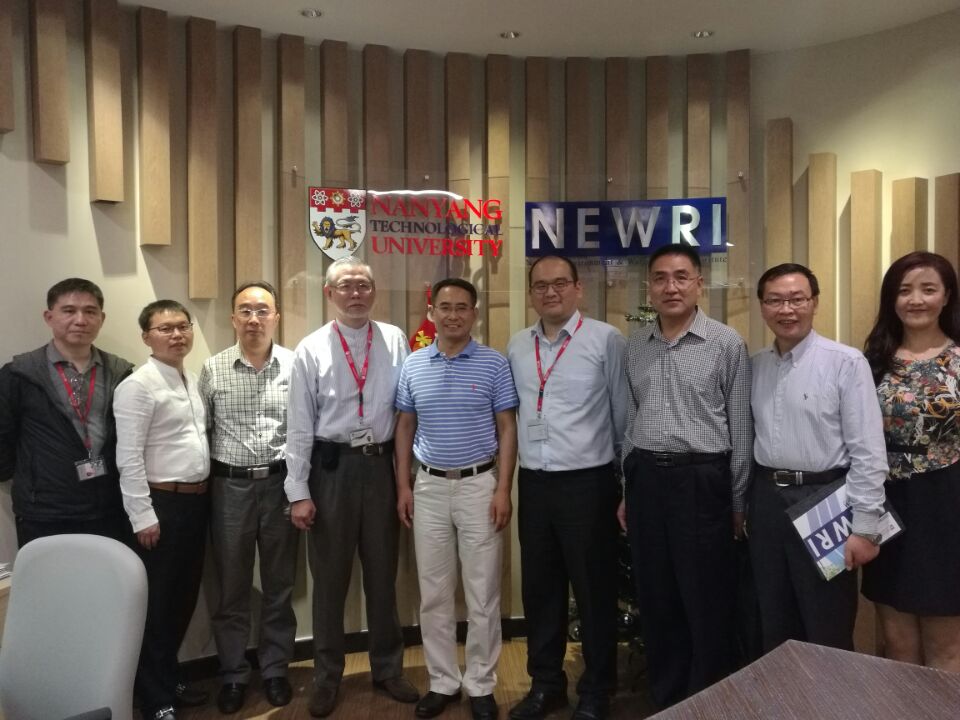 代表团与南大环境和水资源研究所项目负责人.jpg