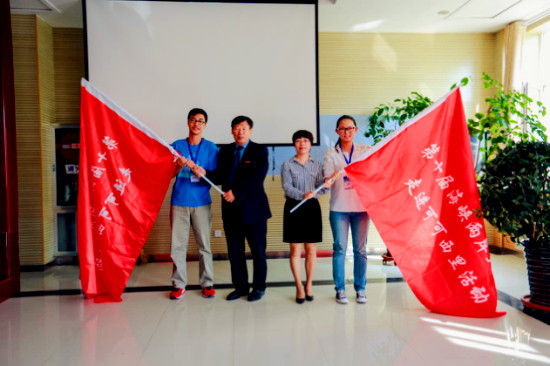 青海省台办副主任应秀丽、青海师范大学副校长崔巍进行授旗_副本.jpg