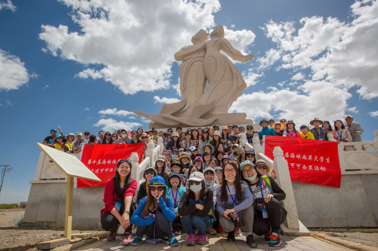 两岸大学生在可鲁克湖畔举行仓央嘉措诗歌朗诵会.jpg