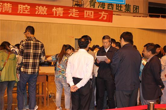 校领导与职能部门负责人查看学生离校清单.jpg