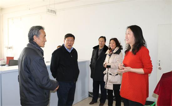 何校视察财务处工作.jpg