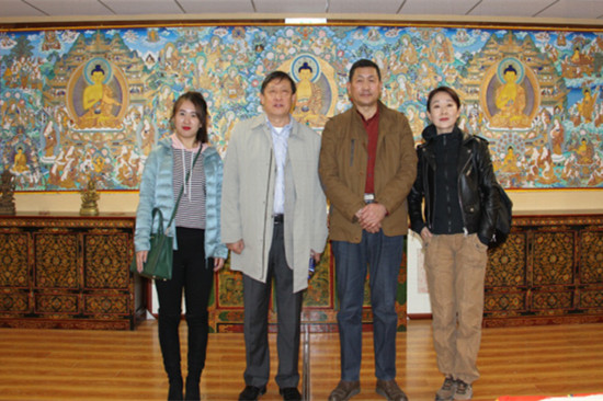 cernet第二十五届年会代表参观我校青藏高原非遗作品展示室255_副本.jpg