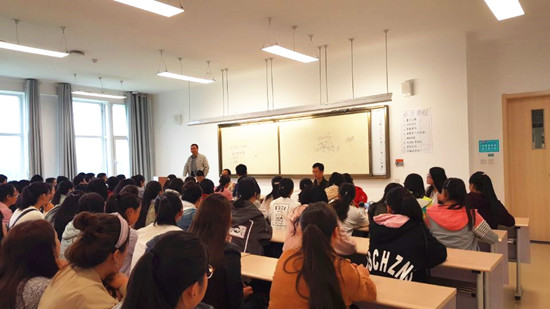 地理科学学院隆重举行2017级新生入学教育大会.jpg