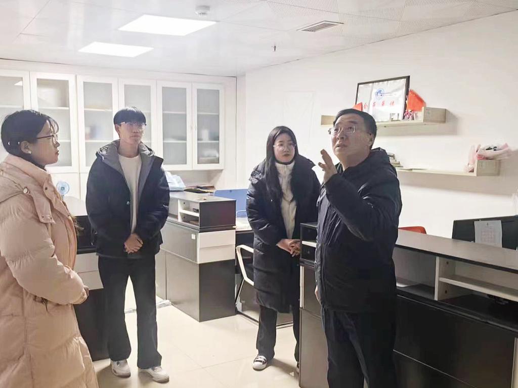 图3:校党委副书记许存宁检查大学生创业孵化园工作情况.JPG 图3:校党委副书记许存宁检查大学生创业孵化园工作情况.JPG