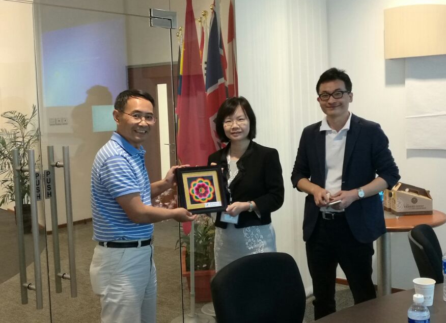 校长与创新创业能力发展中心负责人互赠礼品.jpg